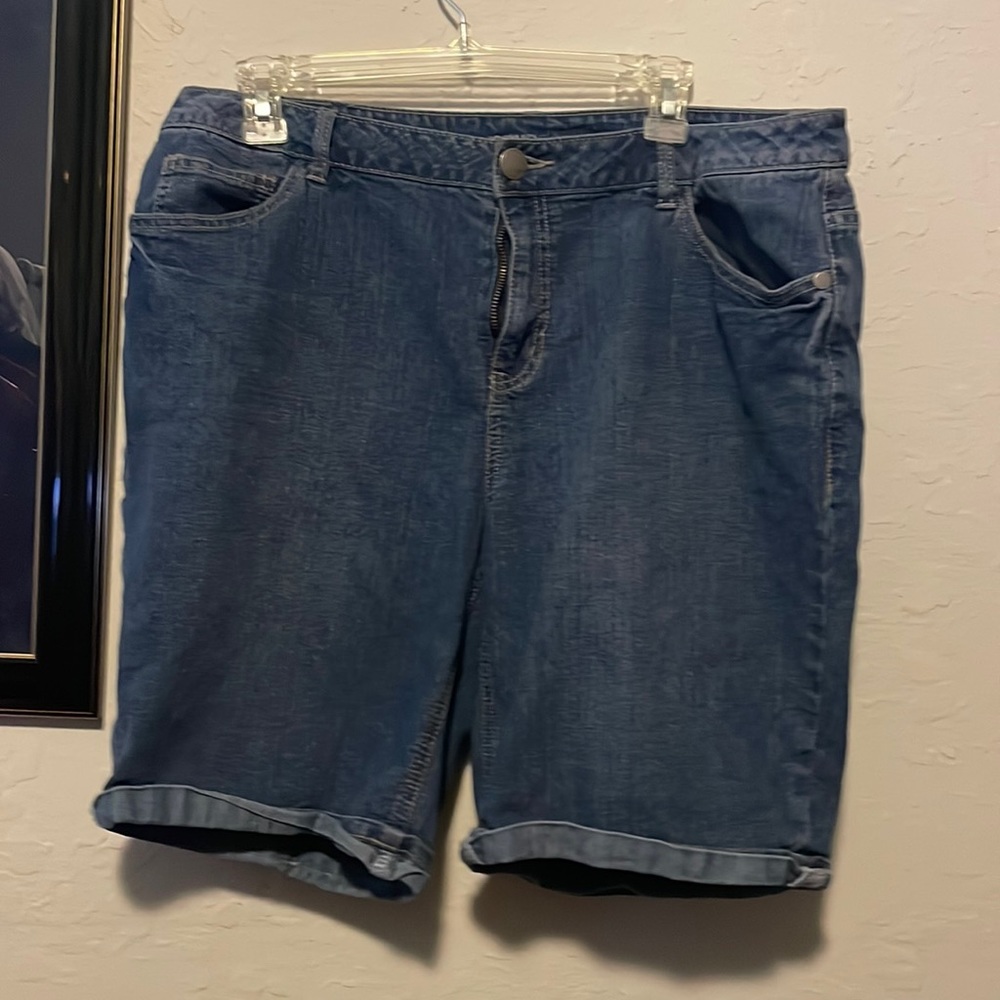 Avenue Jean Shorts Size 16